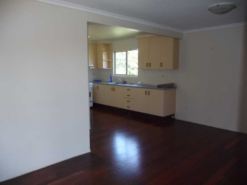 10 Dwyer Street, Beachmere QLD 4510
