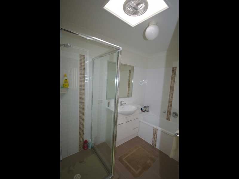 3/5 Weeroona Avenue, Beachmere QLD 4510