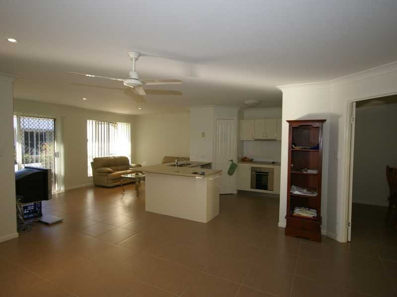 3/5 Weeroona Avenue, Beachmere QLD 4510