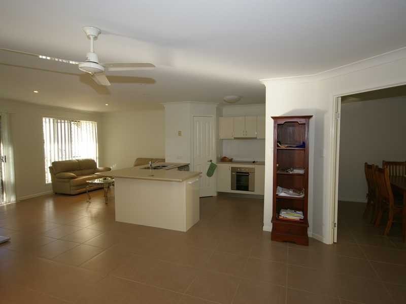 3/5 Weeroona Avenue, Beachmere QLD 4510