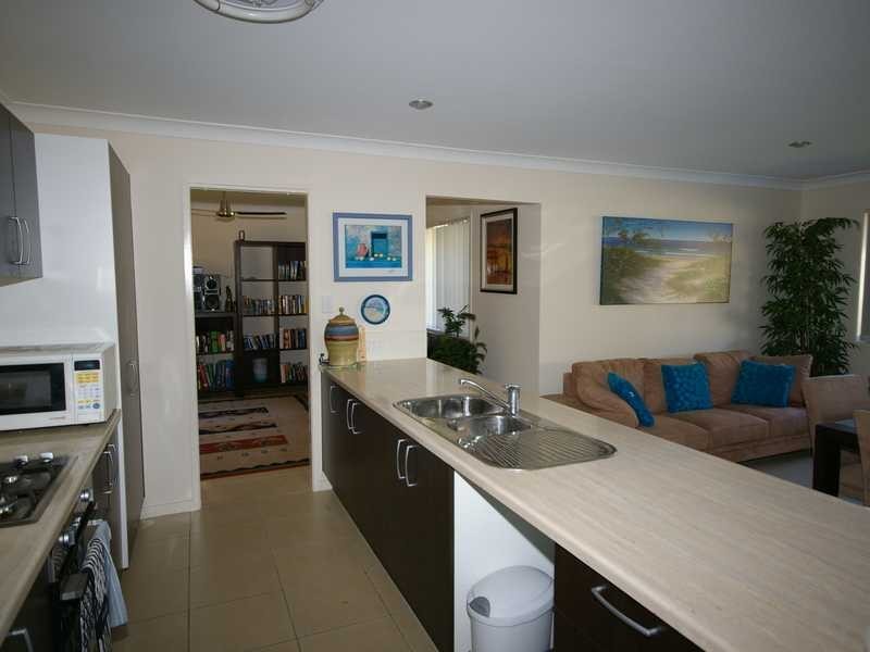 8 Dixon Court, Beachmere QLD 4510