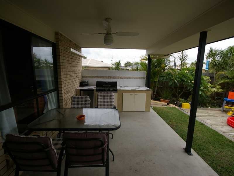 1 Adam Court, Beachmere QLD 4510