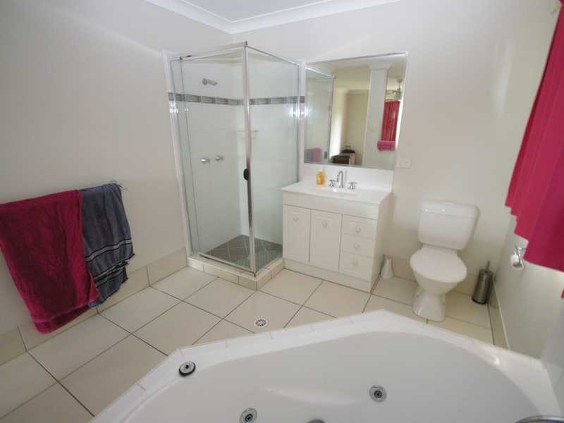 1 Adam Court, Beachmere QLD 4510