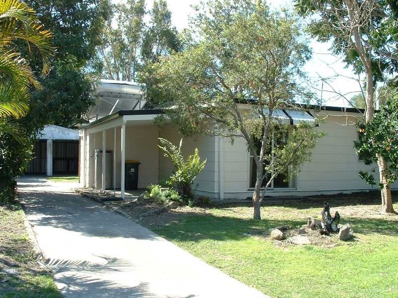 25 Gillian St, Beachmere QLD 4510