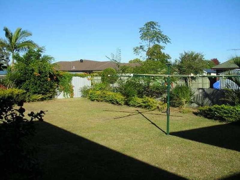 6 Solo Court, Beachmere QLD 4510