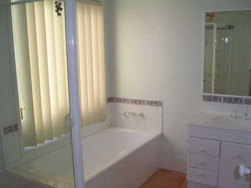 6 Solo Court, Beachmere QLD 4510