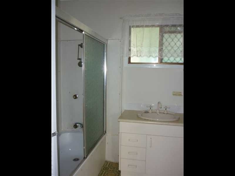 11 Gillian Street, Beachmere QLD 4510