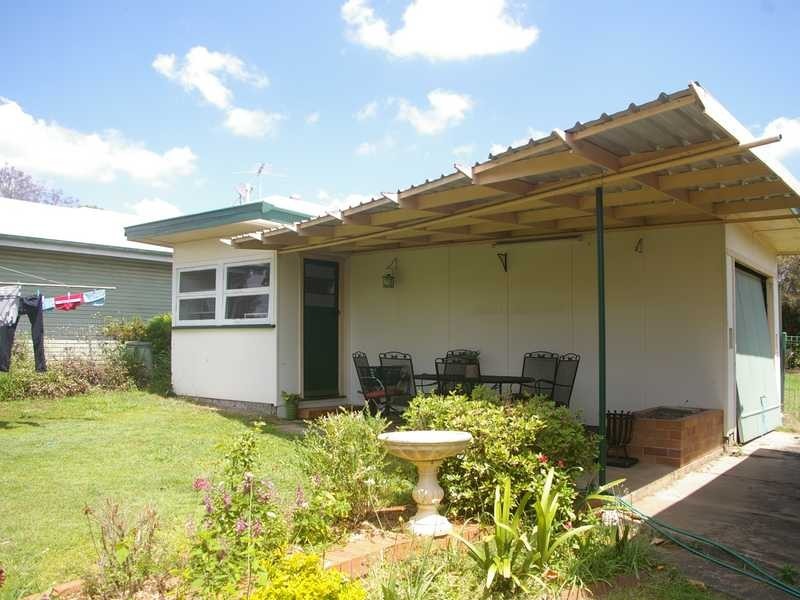 2 Elliott Street, Silkstone QLD 4304