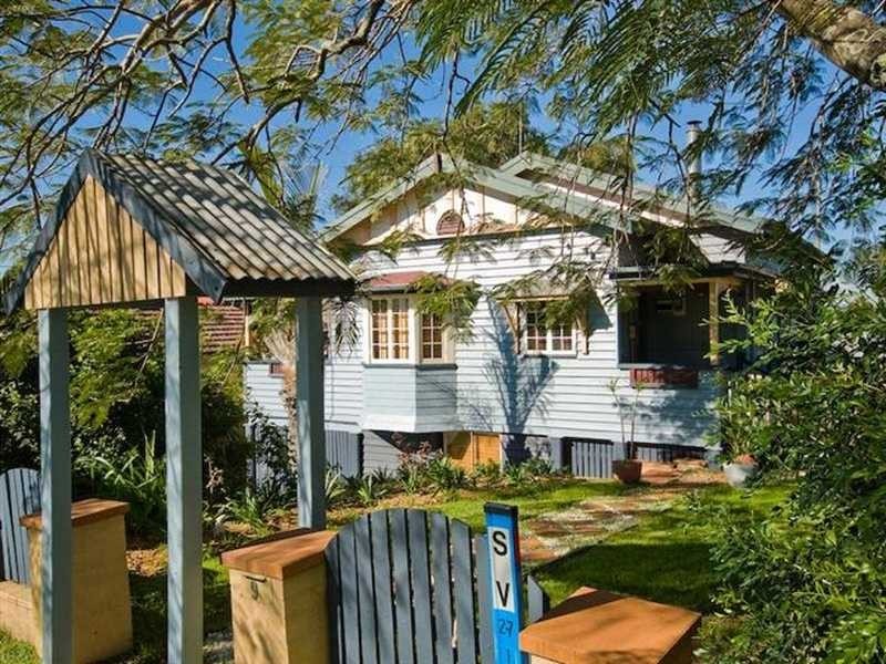 9 Robertson Road, Eastern Heights QLD 4305