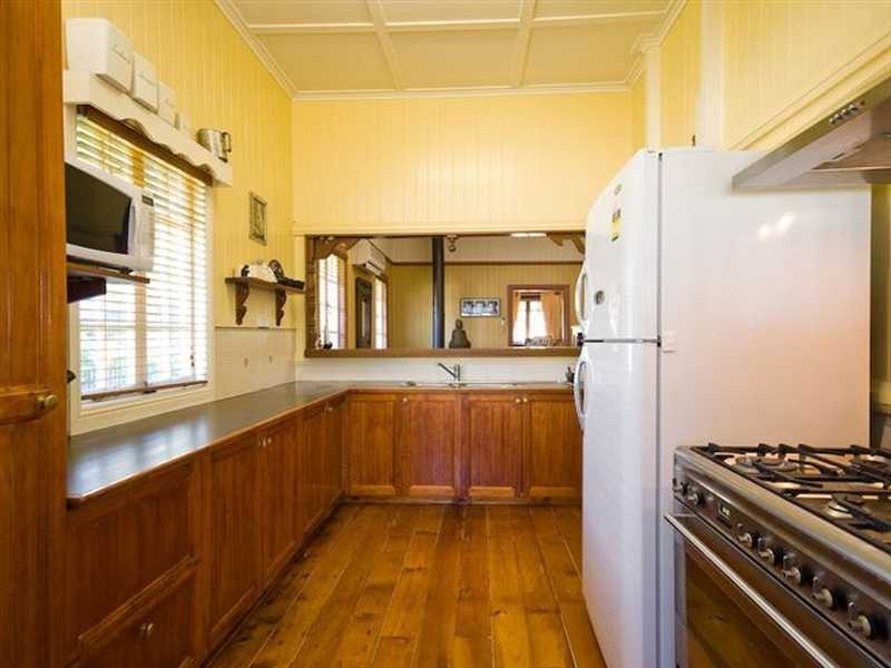 9 Robertson Road, Eastern Heights QLD 4305