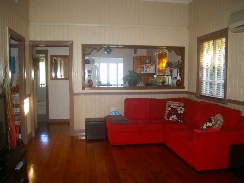 9 Robertson Road, Eastern Heights QLD 4305