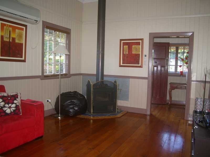 9 Robertson Road, Eastern Heights QLD 4305