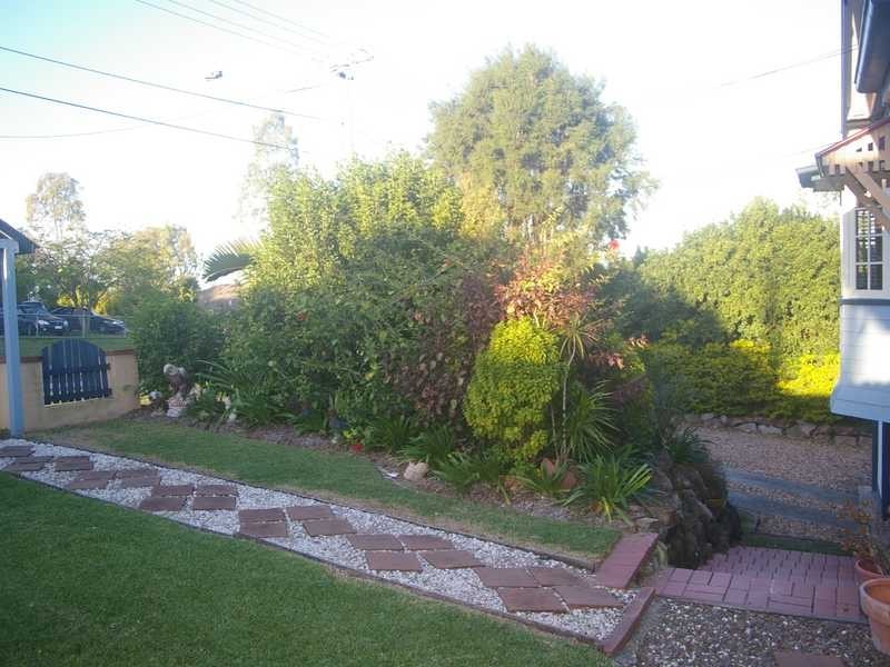 9 Robertson Road, Eastern Heights QLD 4305
