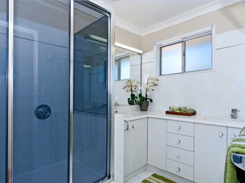 2 Creston Street, Raceview QLD 4305