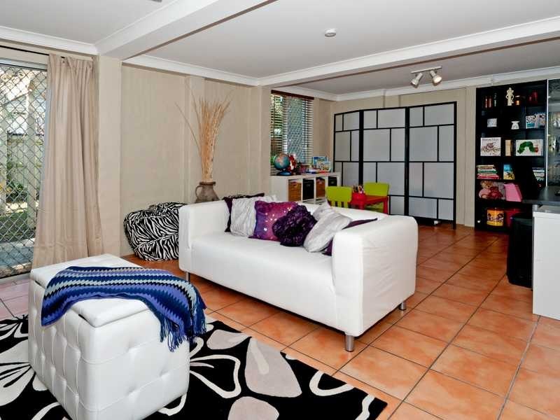 2 Creston Street, Raceview QLD 4305