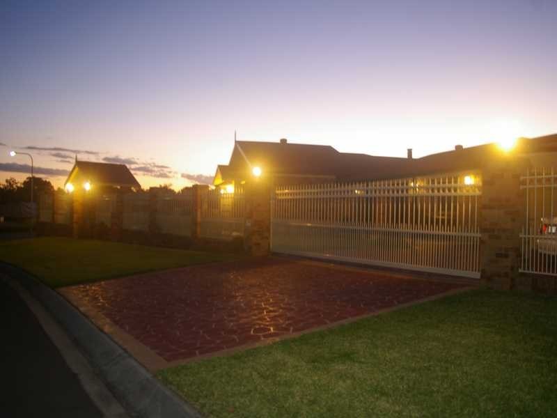 8 Plover Street, Flinders View QLD 4305