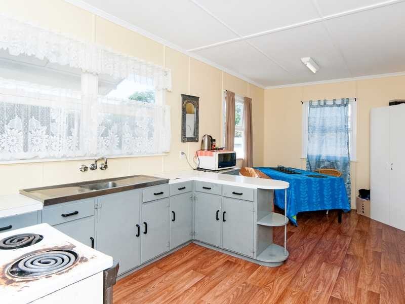 27 Blaxland Street, Eastern Heights QLD 4305