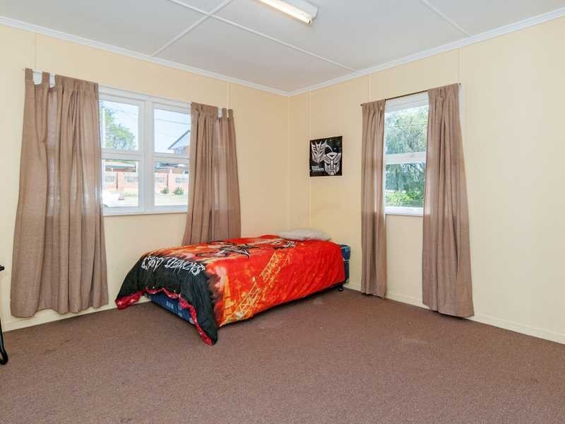 27 Blaxland Street, Eastern Heights QLD 4305