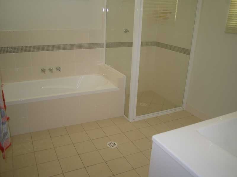 6 Eileen St, Booval QLD 4304