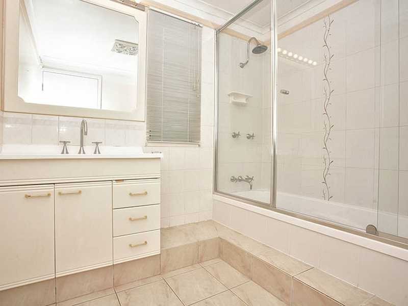 17 Macquarie Street, Booval QLD 4304