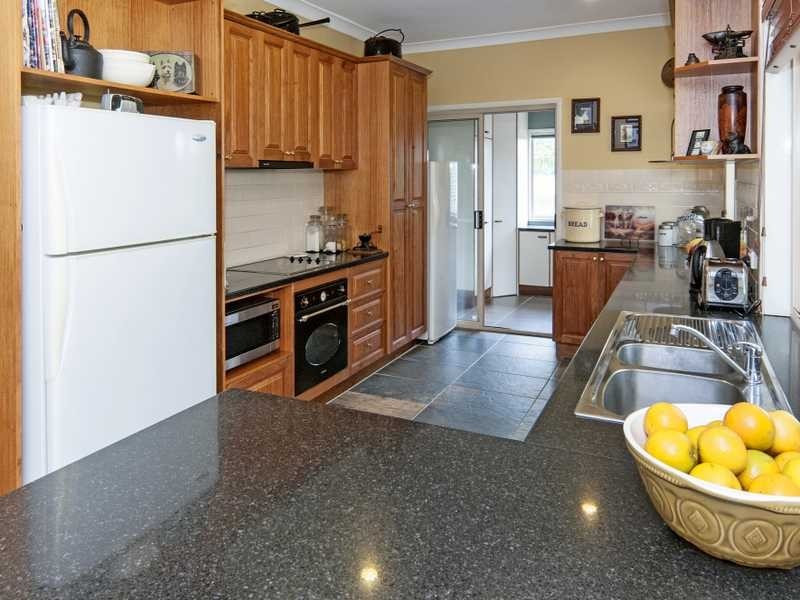 301 Fernvale Road, Fairney View QLD 4306