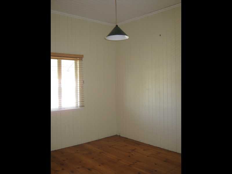 27 Walsh Street, Newtown QLD 4305