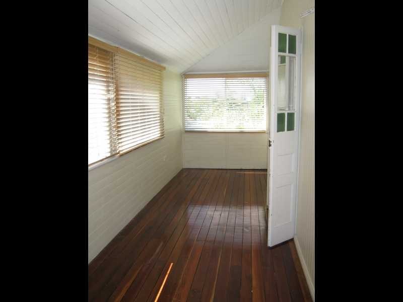 27 Walsh Street, Newtown QLD 4305