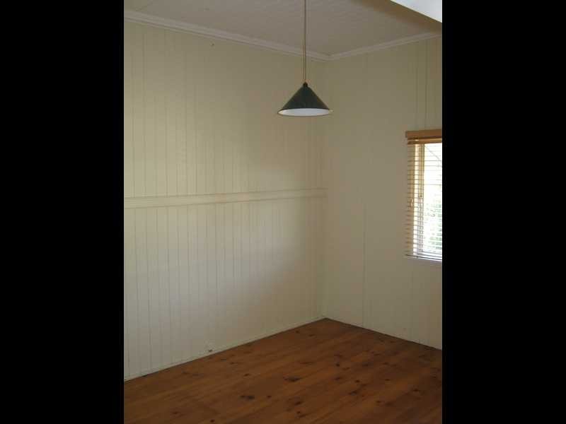 27 Walsh Street, Newtown QLD 4305