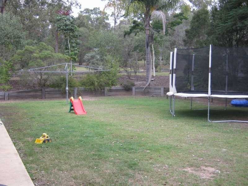 8 Cronin Court, Chuwar QLD 4306