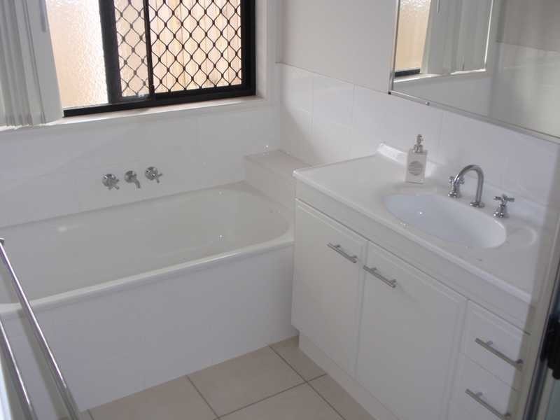 6 Eric Drive, Blackstone QLD 4304