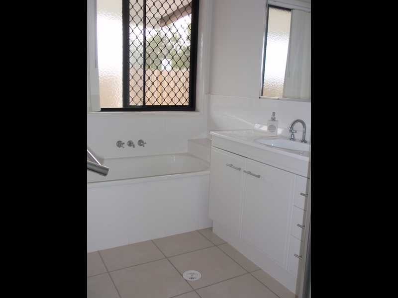 6 Eric Drive, Blackstone QLD 4304