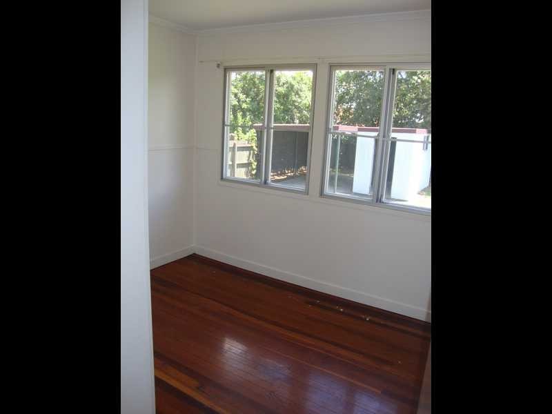 16 Crosshill Street, Leichhardt QLD 4305