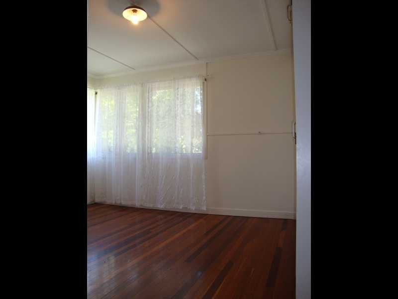 16 Crosshill Street, Leichhardt QLD 4305