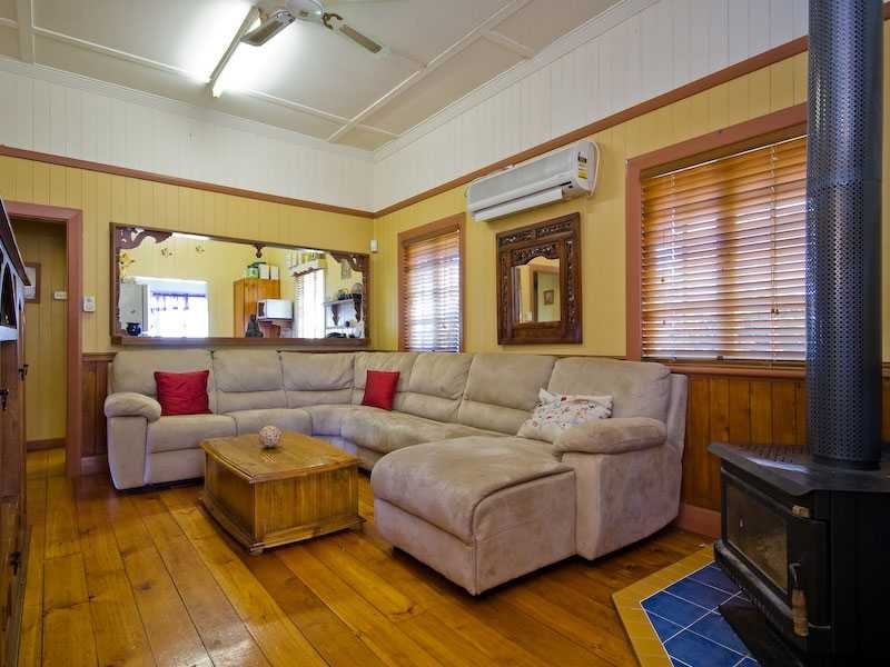 9 Robertson Road, Eastern Heights QLD 4305