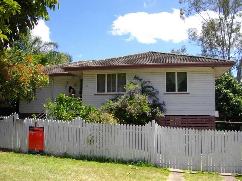 17 Flinders Drive, Leichhardt QLD 4305