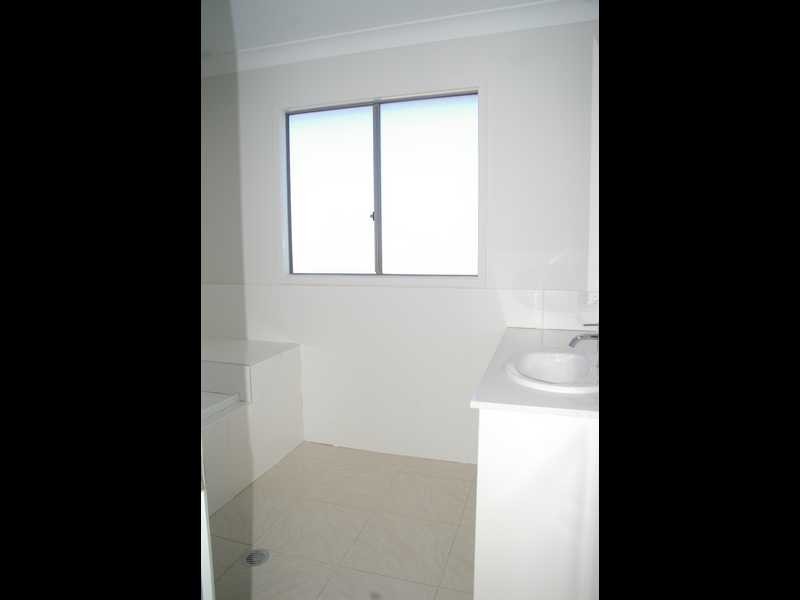 Unit 3/33 Clifton Street, Booval QLD 4304