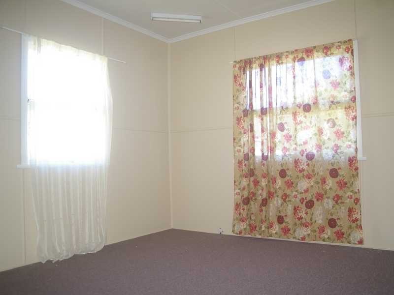 8 Walkers Lane, Booval QLD 4304