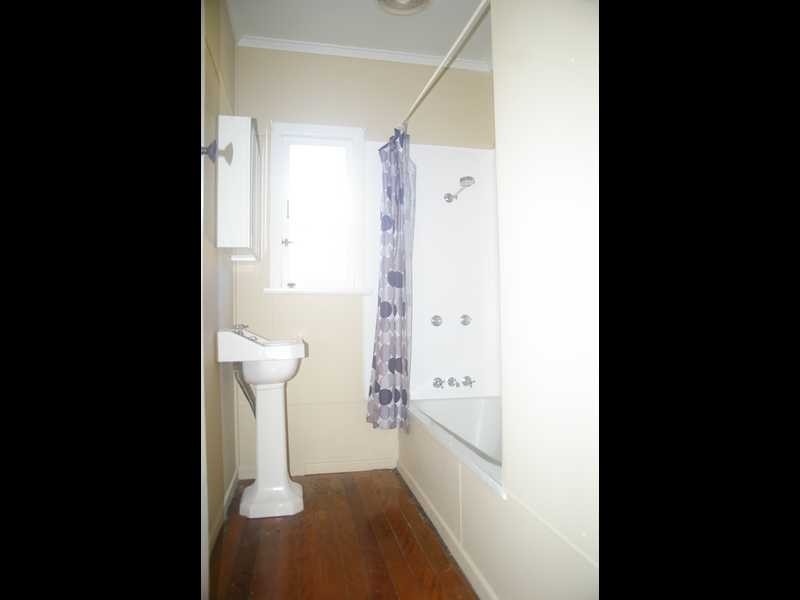 8 Walkers Lane, Booval QLD 4304