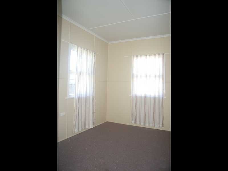 8 Walkers Lane, Booval QLD 4304