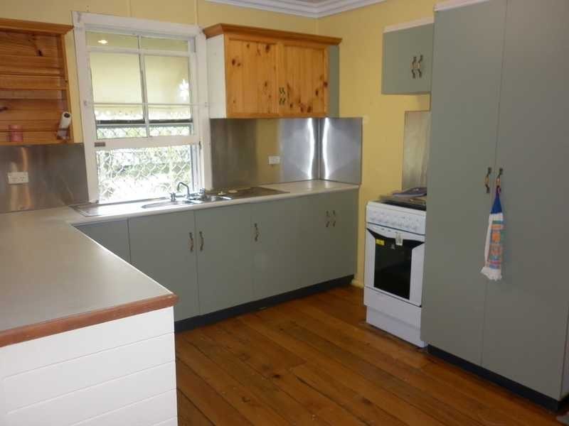 10 Thompson Street, Silkstone QLD 4304