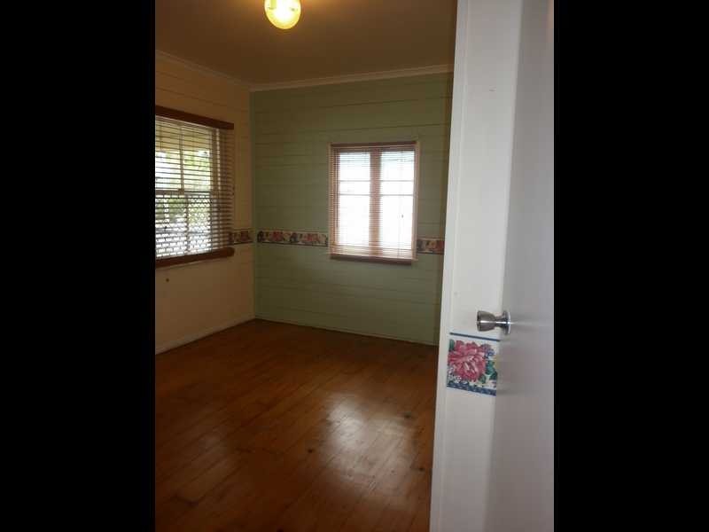 10 Thompson Street, Silkstone QLD 4304