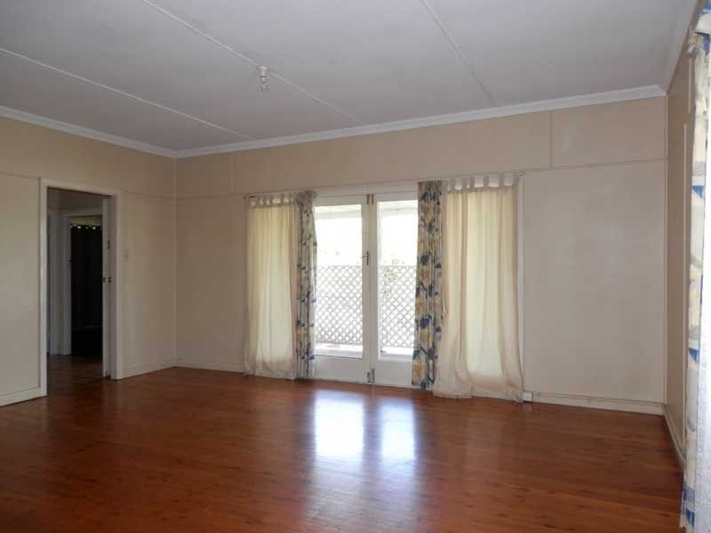 177 South Station Road, Silkstone QLD 4304