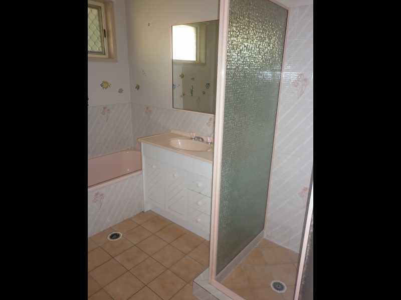 1/1 Brooker Court, Raceview QLD 4305