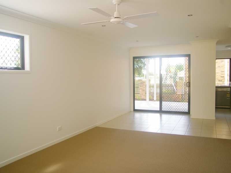 2/8 Macquarie Street, Booval QLD 4304