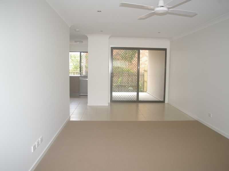 2/8 Macquarie Street, Booval QLD 4304