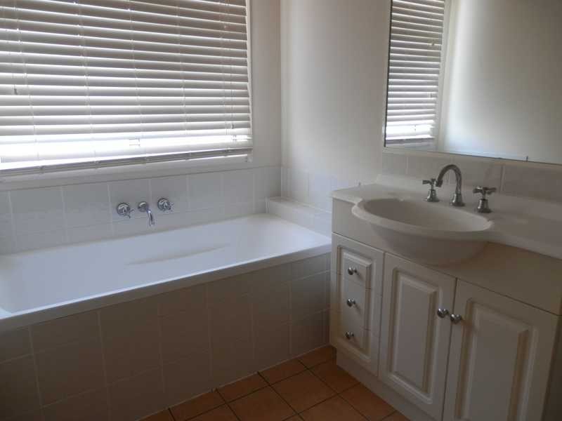 8 Acacia Close, Raceview QLD 4305
