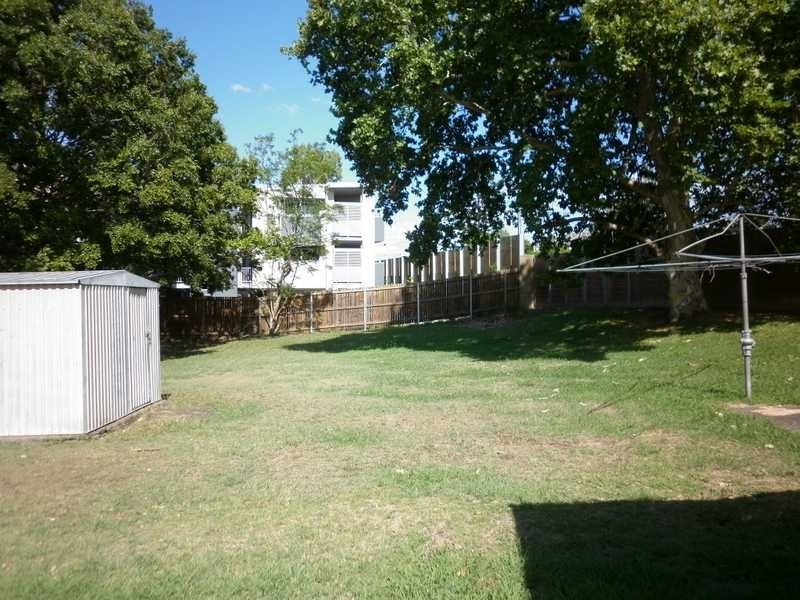 4 Roma Street, North Booval QLD 4304