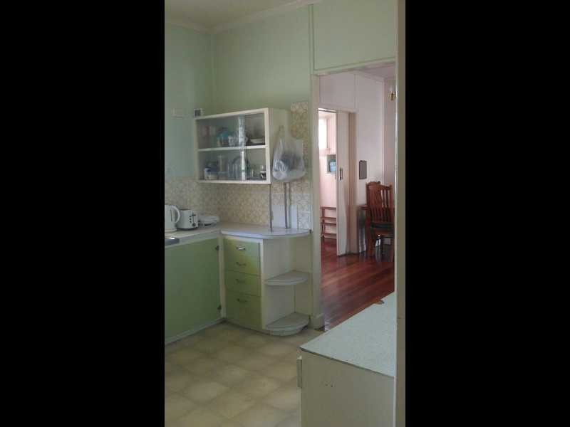 4 Robertson Road, Eastern Heights QLD 4305