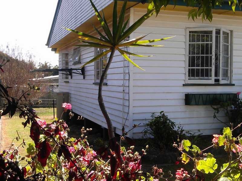 4 Robertson Road, Eastern Heights QLD 4305