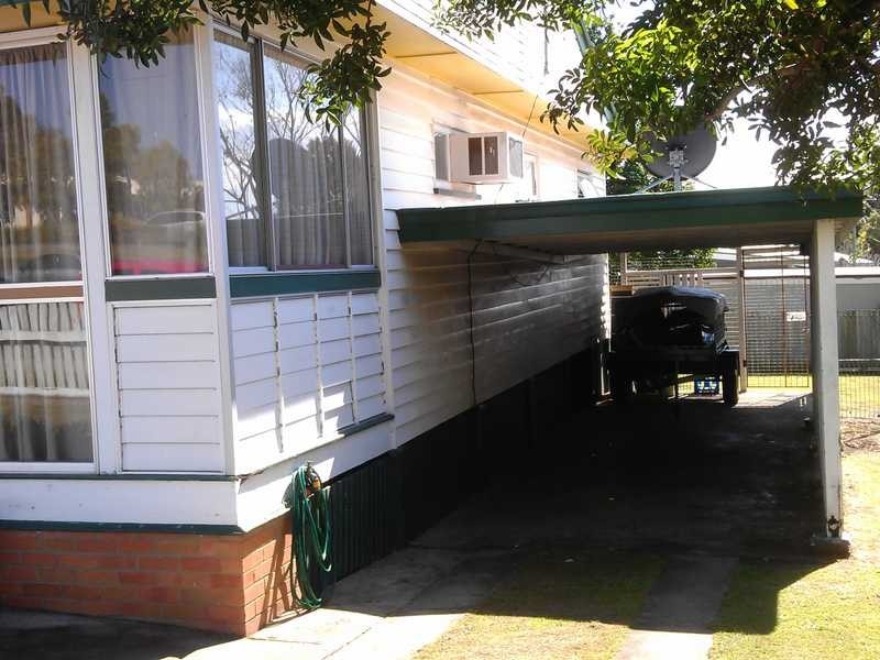 4 Robertson Road, Eastern Heights QLD 4305